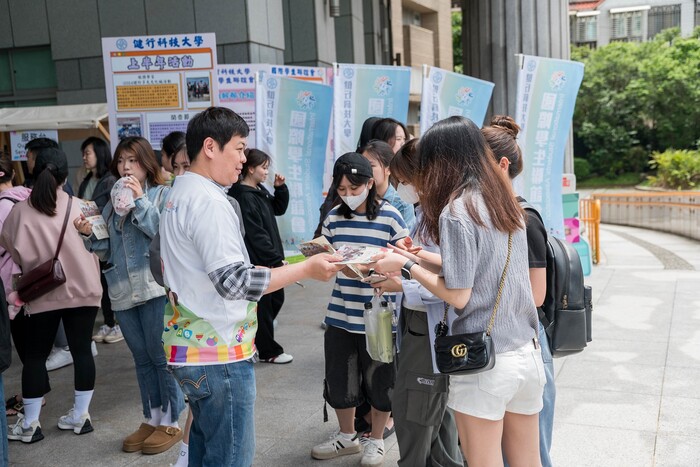 活動同時宣傳國際事務資訊,提供更多學習資源。圖片