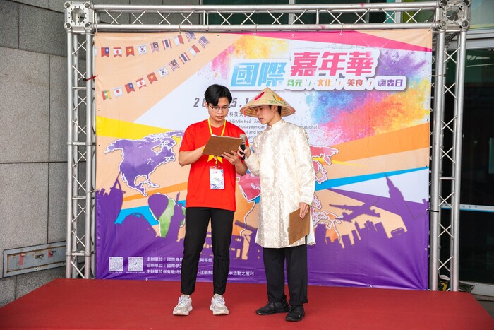 活動主持人熱情登台,引導全場節奏與氣氛。圖片