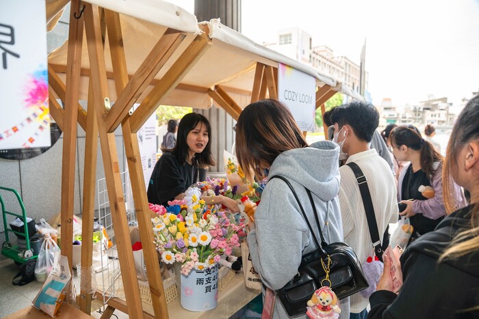 學生創意品牌吸引目光,展示手作文化之美。圖片
