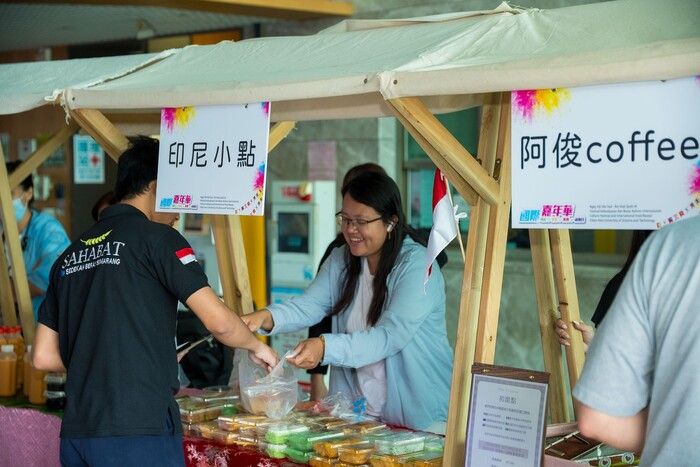 印尼同學親切服務,展現溫暖的笑容與地道美味。圖片