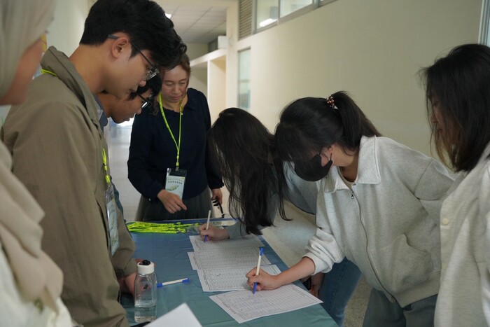 學生們在活動入口處進行報到,展現活動秩序與流程規劃圖片