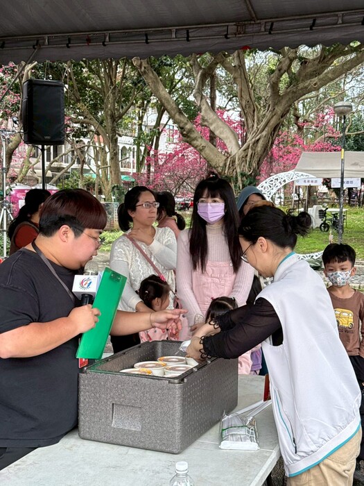 服務學習-協助餐點發放圖片