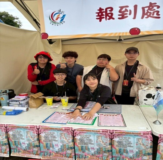服務同學合照圖片