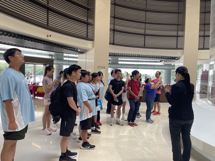 導覽員講解企業核心圖片