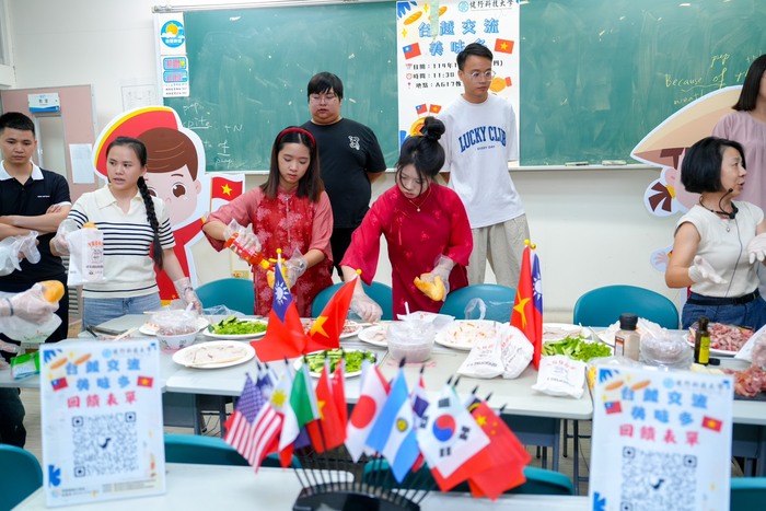 越南同學示範製作法國麵包圖片