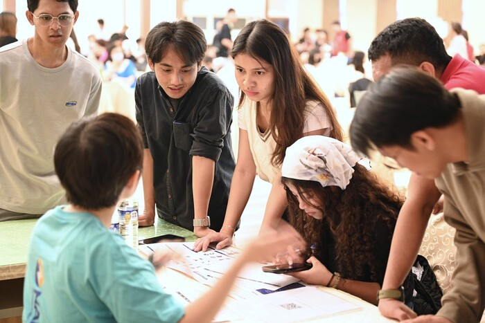 國際學生與企業面對面交談圖片