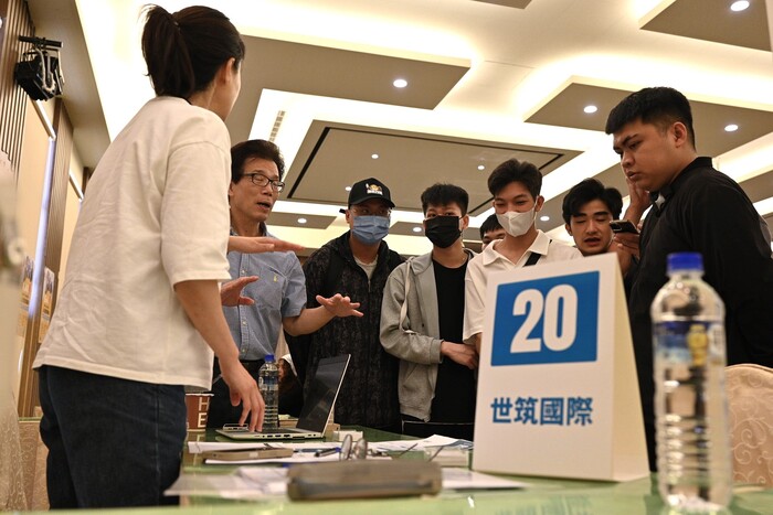 國際學生與企業面對面交談圖片