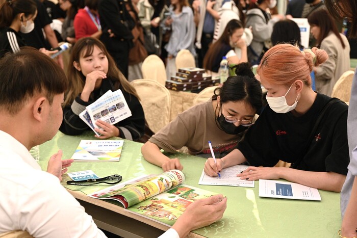 國際學生填寫企業面試履歷表圖片
