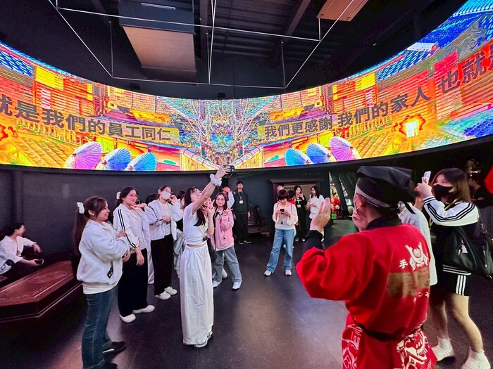 導覽員講解企業的文化特色圖片